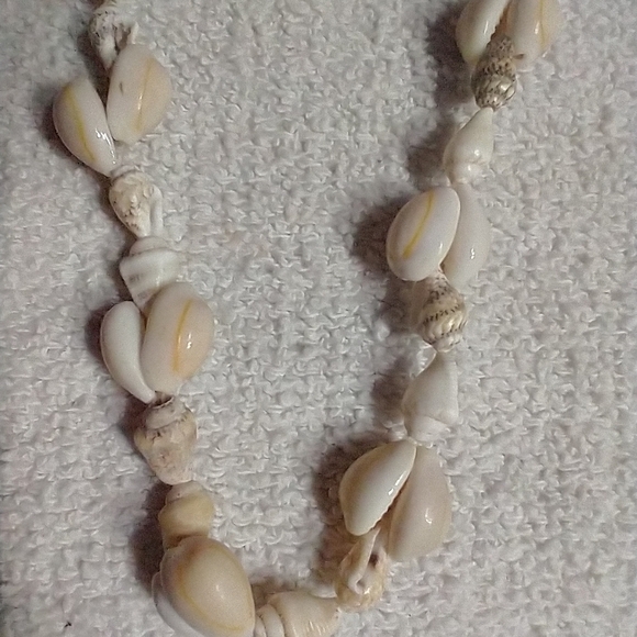 White cream shell necklace beach Hawaii vacation ⛱️🏖️ 🐚🐚 - Picture 4 of 5